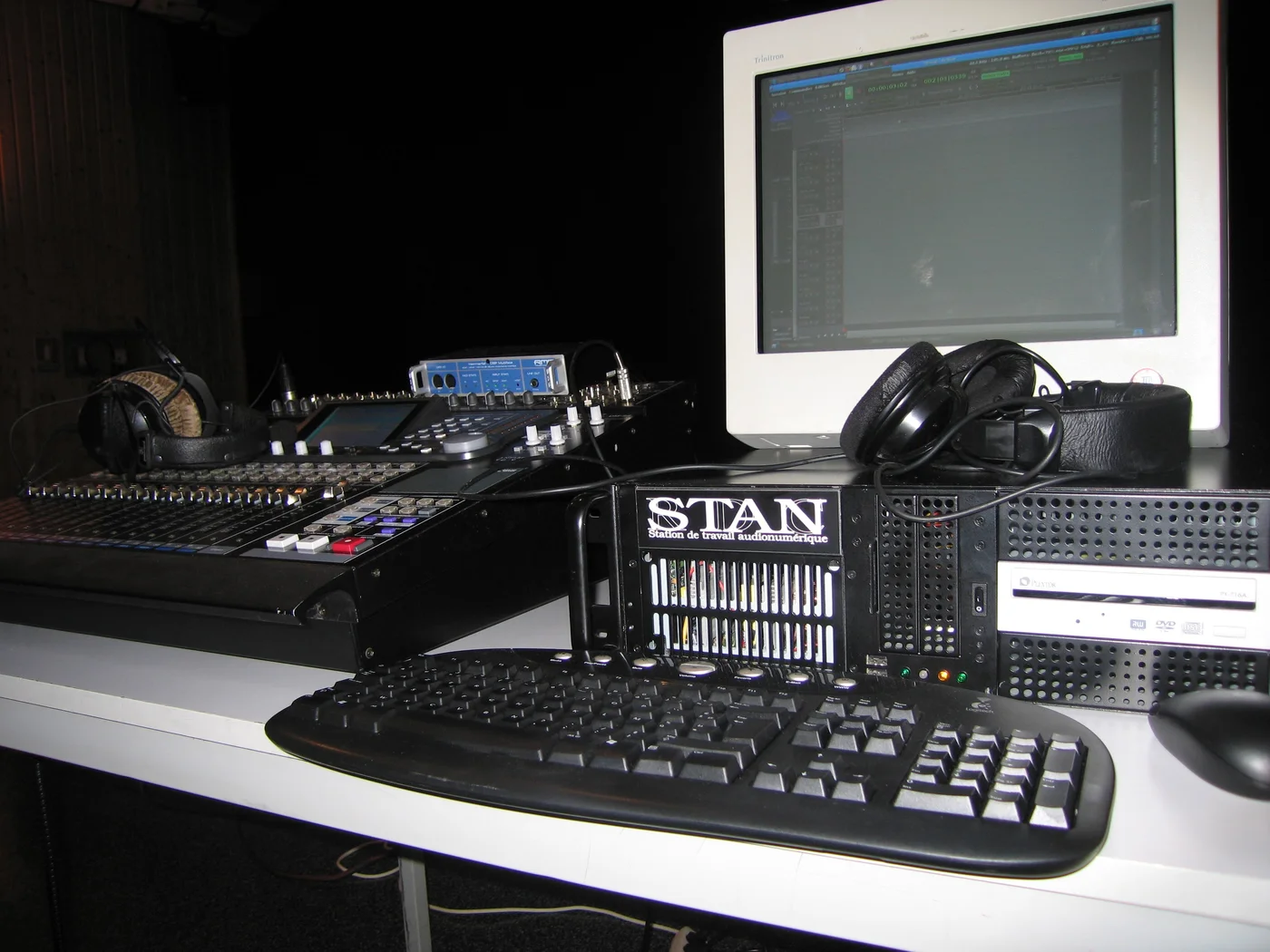 Station de travail audionumérique STAN avec console de mixage et écran CRT