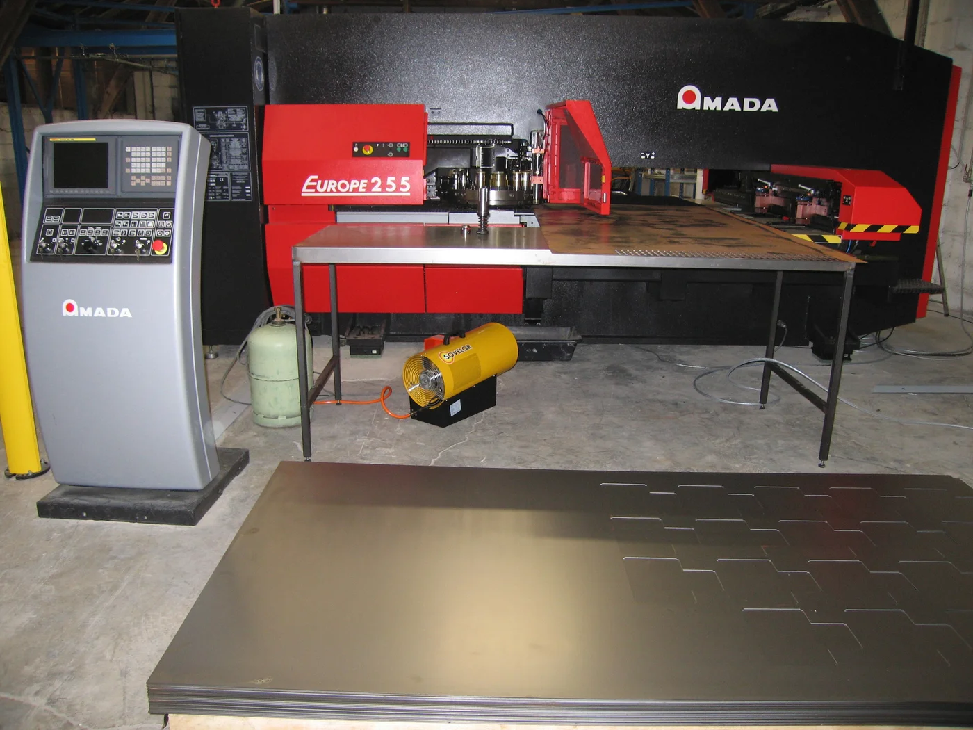 Poinçonneuse CNC Amada Europe 255 en production
