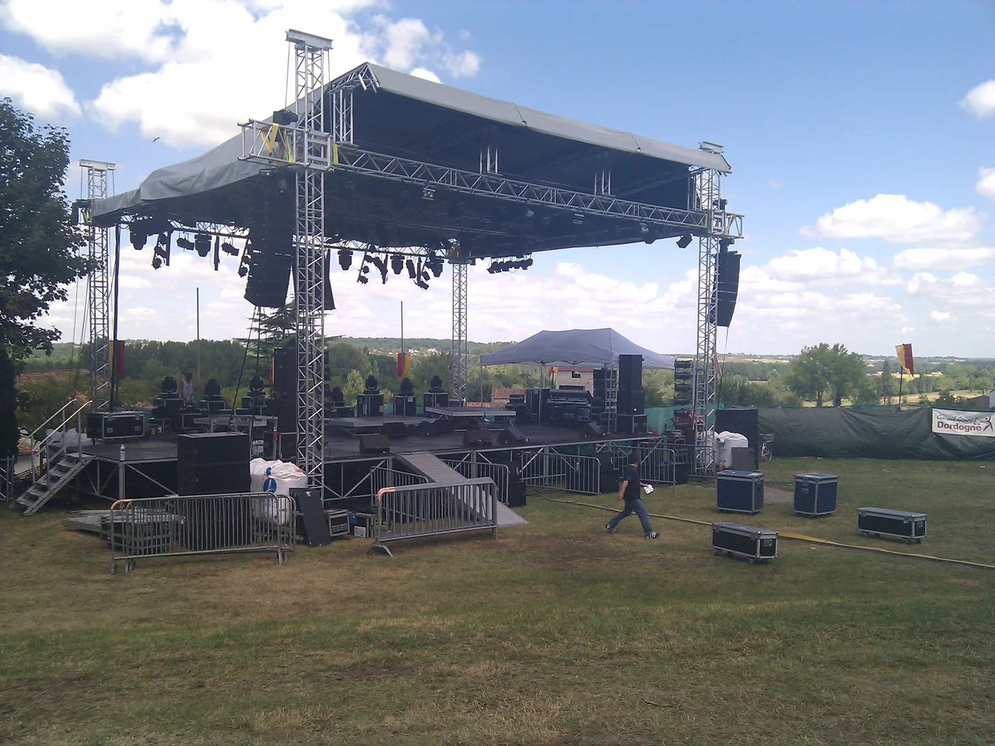 Grande scène de festival avec structure treillis et système de sonorisation complet