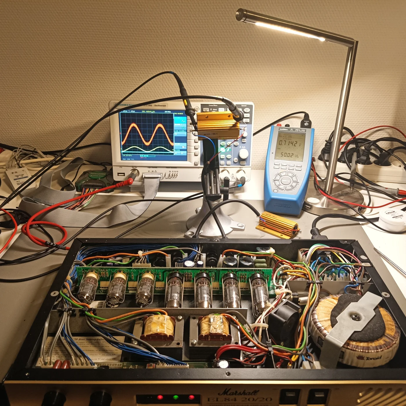Banc de test électronique avec oscilloscope et ampli à lampes ouvert